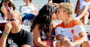 Zijn vriendin kwam geregeld naar moskou om hem op te zoeken. Dirk Kuyt Zoekt De Luwte Op Na Breuk Met Zijn Vrouw Sport Ad Nl