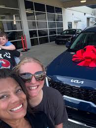 Nothing but smiles from Gabby and her sweet crew as they roll off in their  brand new Kia! 🎉 This family is road trip ready, and Lani was so happy to  help