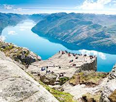 Preikestolen is a steep cliff. Preikestolen In Norwegen Tipps Infos Zur Wanderung