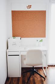 Aus kork ist die schicke pinnwand schnell gebastelt. Diy Anleitung Kork Pinnwand Selber Machen Jananibe