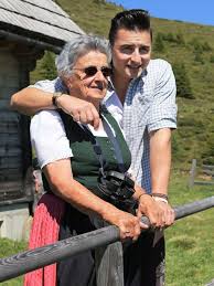 Andreas Gabalier Jeder Moment Mit Oma Ist Fur Mich Ein Geschenk Wunderweib Gabalier Gabalier Andreas Andreas