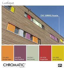 des couleurs franches et lumineuses aux volets apportent a la facade en bois joie bonne humeur www chromaticsto nuancier peinture couleur dessiner images sans