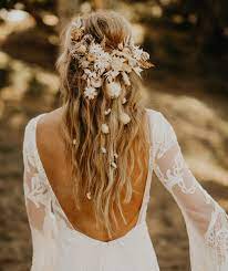 Relaxed Outdoor Wedding Vibes With 1970 S Inspiration Dried Florals Natural Bridal Hair Boho Bridal Hair Boho Wedding Hair