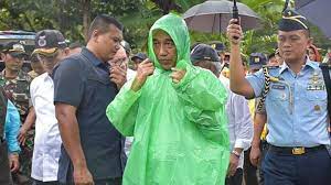 Saat musim hujan mulai memasuki indonesia, kamu harus siap sedia payung dan jas hujan atau mantel hujan agar tidak kehujanan. Cerita Jokowi Pakai Jas Hujan Rp 10 Ribuan Di Desa Harkat Jaya Metro Tempo Co
