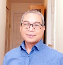 Crispy shrimp spring rolls✨ ▪️20 Large Shrimp, peeled (with tail on) and  deveined (~1 lb.)▪️Salt & Pepper▪️5 Square Spring Roll Wrappers (or egg  roll wrappers)▪️2 Scallions, sliced down the middle and in