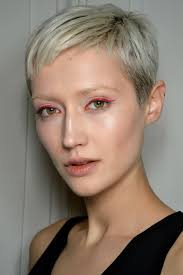 Die haare mit einem großen lockenstab… alles mit haarklammern fixieren. Festliche Frisuren Fur Kurze Haare Brigitte De