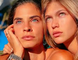 Τη νέα τηλεοπτική σεζόν ο χριστόφορος παπακαλιάτης επιστρέφει ύστερα από σχεδόν 10 χρόνια απουσίας από την τηλεόραση έχοντας στο πλευρό του τη νέα μούσα του που δεν είναι άλλη από την κλέλια ανδριολάτου. Mpompa Andriolatoy Etsi Perasan Th Mera Toys Pics Video