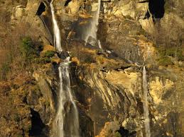 Le cascate di acquafraggia sono un imponente complesso naturale ideale per chi ha voglia di le cascate di acquafraggia devono il loro nome all'antico acqua fracta, letteralmente torrente. Cascate In Inverno Foto Di Cascate Dell Acqua Fraggia Piuro Tripadvisor
