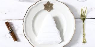 Cette vidéo vous montrera étape par étape comment confectionner un flocon qui impressionnera à coup sur vos convives. Pliage De Serviettes Pour Sa Table De Noel 10 Idees Originales Marie Claire