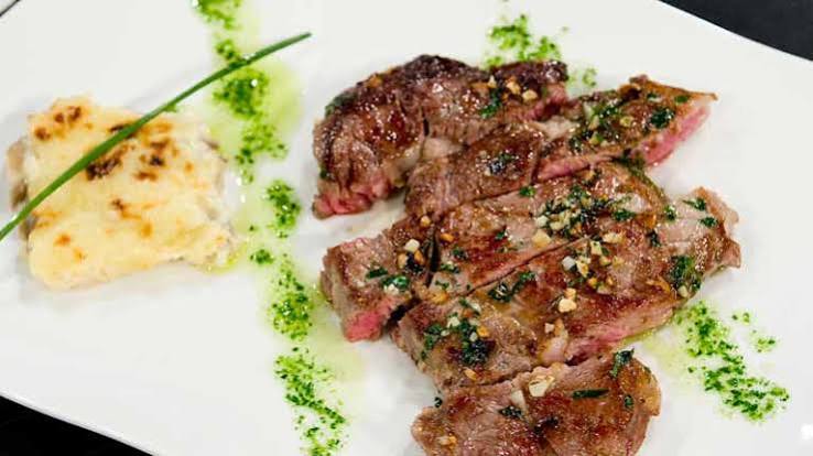 Ternera al ajillo con setas gratinadas