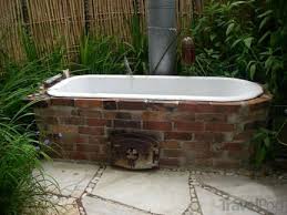 Feuerbad Versuche Immer Noch Meinen Mann Davon Zu Uberzeugen Dass Wir Eines Davon Brauchen Mit Bildern Badewanne Im Freien Badewanne Garten Gartenbadewanne