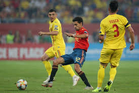 Și partea bună cu naționala e că, măcar atât cât avem preliminarii, participăm și noi cu drag și spor la acțiune și ne dau ăștia la televizor, ca pe echipele mari. Romania Spania 1 2 In Preliminariile Euro 2020 Tricolorii Au Ajuns Pe Locul 4 In Grupa F Video Impact