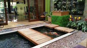 Di kolam ikan biasa, kamu hanya mendapatkan pemandangan berupa punggung ikan. Desain Kolam Koi