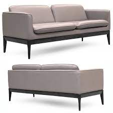 De style scandinave, le canapé convertible triplo est un canapé épuré et confortable qui s'adapte ses pieds en bois et la partie inférieure très recherchée en dessous de son assise lui donnent un. Canape 2 Places Similicuir Taupe Pieds Bois Laque Noir L179 X P72 X H75 Cm