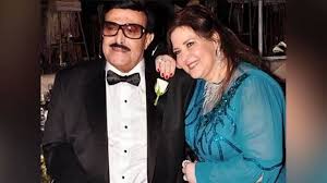 قال الإعلامي المصري رامي رضوان إن الفنانة دلال عبدالعزيز لا تعلم حتى الآن بوفاة زوجها الفنان سمير غانم منذ أن فارق الحياة، الخميس، عن عمرٍ يناهز 84 عامًا. Ø¯Ù„Ø§Ù„ Ø¹Ø¨Ø¯Ø§Ù„Ø¹Ø²ÙŠØ² Ù„Ø§ ØªØ¹Ø±Ù Ø¨ÙˆÙØ§Ø© Ø²ÙˆØ¬Ù‡Ø§ Ø³Ù…ÙŠØ± ØºØ§Ù†Ù… ÙˆØ¹Ø§Ø¦Ù„ØªÙ‡Ø§ Ø¨Ù†Ø®Ø¨ ÙŠ Ø¹Ù†Ù‡Ø§ Ù„Ø¯Ø±Ø¬Ø© Ø¥Ù†Ù†Ø§ Ø¨Ù†Ù…Ø« Ù„ Ù†ÙŠÙˆÙ„ÙŠ