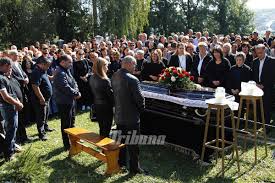 We would like to show you a description here but the site won't allow us. Foto Video Ioan Gyuri Pascu In Aplauze Pe Ultimul Drum Dumnezeu A Dorit SÄƒ Si FacÄƒ Acolo Sus Un Alt Divertis Eveniment Tribuna