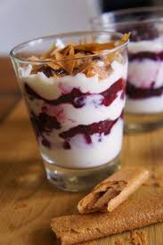 Verrines Toutes Legeres Aux Fruits Rouges Fromage Blanc Et Crepes Dentelles 3pp Personne