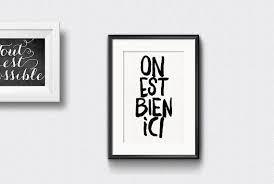 On Est Bien Ici Dans Le Salon A La Maison Au Bureau On Est Bien Ici Est Une Affiche A4 De Tres Bonne Qualite Tendanc Wall Deco Wall Art Quotes Wall