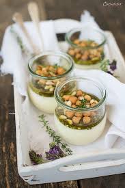 Rezept Parmesan Panna Cotta Mit Basilikumpesto Und Backerbsen Rezept Basilikumpesto Vorspeisenrezepte Vorspeisen Rezepte