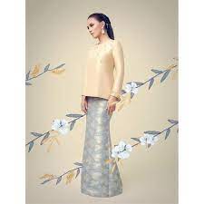 Baju raya sedondon berwarna coklat ini menawarkan set baju melayu dan baju kurung dengan potongan peplum. 17 Baju Raya 2017 Ideas Muslimah Dress Hijab Fashion Traditional Outfits