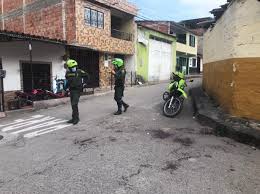 El artista quedó gravemente herido luego de recibir varios impactos de bala a las afueras del establecimiento 'a otro nivel disco club', ubicado en la avenida roosevelt con carrera 37. Alex No Pudo Hacer Nada Para Evitar Que Mataran A Monas En Piedecuesta