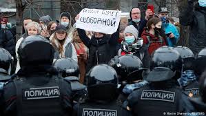 23 января десятки тысяч людей в разных городах россии вышли на митинги «свободу навальному!» таких массовых акций в стране не было очень давно (притом что проходили они без согласования с властями), а таких массовых задержаний — никогда. Fmdghuyriv3dem