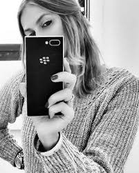 Black And White Mirror Selfie Drawing Inst10 Regram Mrscrocetti You Never Get Tired Of Mirror Selfies When Using Such A Beautiful Phone Blackb Mirror Selfie Black And White Photography Selfie