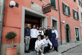 Semplice e suggestivo, con arredi in stile anni '50, tutto è ancora com'era. Ristorante Dagorini San Piero In Bagno Viaggiatore Gourmet