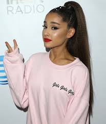 Guardate il video all'interno dell'articolo. Ariana Grande Mostra I Suoi Capelli Al Naturale