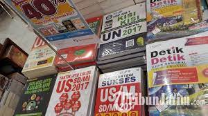 Detail harga buku detik detik un smp 2020 di gramedia pdf dapat kamu nikmati dengan cara klik link download dibawah dengan mudah tanpa iklan yang mengganggu. Persiapan Hadapi Un Toko Buku Gramedia Kasih Diskon 40 Persen Untuk Buku Kumpulan Soal Un Tribun Jatim