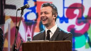 O atleta é cobrado pela comissão técnica e torcida pela displicência nas últimas vale lembrar que o santos chegou a oferecer uma renovação de contrato até o final de 2020 de aproximadamente 40 milhões. Musico Lucas Lima Faz Tatuagem E Brinca Pra Se Sentir Jovem Ainda Famosos Extra Online