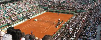 Les collaborations imaginées pour la griffe revisitent les classiques du tennis et jouent subtilement avec les détails du prestigieux tournoi parisien. Tennis On Tour Paris Roland Garros