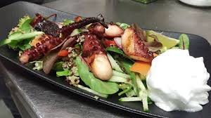 Oktopus Frisch Aus Der Kuche Cafe Roses In Passau Prasentiert Das Exotische Mittagsgericht Auf Der Serie Equinoxe Von Revol Mhmmm Lecker Food Chicken Meat