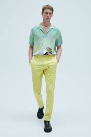 Un pantalón khaki en tu armario será un recurso interesante. Como Combinar Bien Los Colores De La Ropa De Hombre En Primavera Verano 2021 Modaellos Com