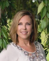 Julie Bays's Instagram, Twitter & Facebook