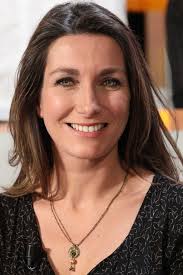 C'est vendredi 18 septembre que la remplaçante de claire chazal a repris le fauteuil laissé vacant par sa consœur pour entonner. 2e Anne Claire Coudray Les Jt Du Week End Sur Tf1