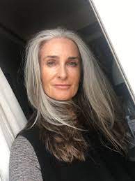 Pin By Nathalia Rodrigues On Gorgeous Grey Hair Long Gray Hair Gray Hair Highlights Long Layered Hair