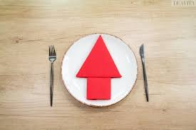 Bischofsmütze zu weihnachten aus servietten falten um den festtisch zu weihnachten schick zu schmücken servietten falten anleitung bestecktasche etui. 9 Einfache Anleitungen Fur Servietten Falten Zu Weihnachten Finden Sie Hier