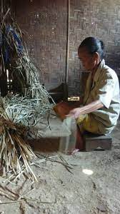 Selain itu, unsur islam pun juga kuat melekat pada batik anyaman tikar pandan merupakan salah satu kerajinan daerah yang telah diwariskan dari generasi ke generasi di halmahera utara. Tikar Pandan Dan Sumber Penghidupan Perempuan Di Desa Ngembel Website Desa Ngembel