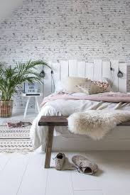 Chambre Pastel Blanche Et Rose Avec Pierre Apparente Au Murs Pour Une Deco Girly Sobre Deco Chambre Idee Deco Chambre Chambre A Coucher Design