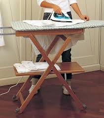 Arredamenti Italia Quand L Utile Devient Beau Discret Petites Creations En Bois Table A Repasser Etagere Murale Bois