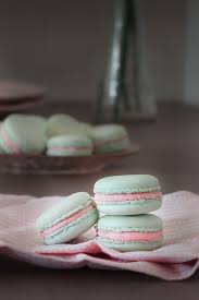 Macarons Chocolat Blanc Confiture De Fraise Recette En 2020 Macaron Chocolat Blanc Macaron Chocolat Macaron