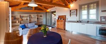 I soffitti in legno rappresentano un elemento di spicco in ogni casa. Soffitti In Legno Classici E Moderni Manetti Legnami Produzione E Vendita Coperture In Legno E Parquet