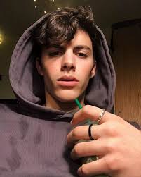 脚踏两只船？同时约会Manu Rios和James Charles，这男模不简单！_搜狐网