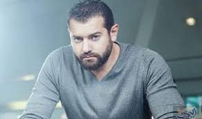 عمرو يوسف يحاول الهروب من رغبة والدة لأخذ الثأر في طايع Long Sleeve Tshirt Men Men Sweater Mens Tshirts