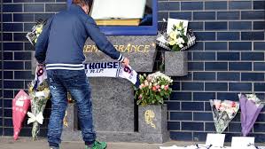 Muamba falls on the pitch get well soon mate! Nach Zusammenbruch Im Fa Cup Muamba Weiter In Kritischem Zustand Fussball Faz