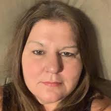 Lara Beal's Instagram, Twitter & Facebook