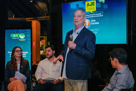 Ciro discute cenário de eleição no Ceará em reunião da cúpula tucana