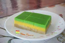 The cake mold used to create kue talam are either larger rectangular aluminium tray or smaller singular cups made from ceramics, aluminium, melamine or plastic. Jom Belajar Buat Kuih Talam Kuih Talam Lapis Wati Facebook