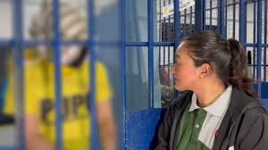 Arestado sa Quezon City ang isang 43 anyos na lalaki na inireklamo ng  pangmo-molestiya sa menor de edad na anak ng kinakasama. Ayon sa pulisya,  nangyari ang krimen sa kanilang bahay sa